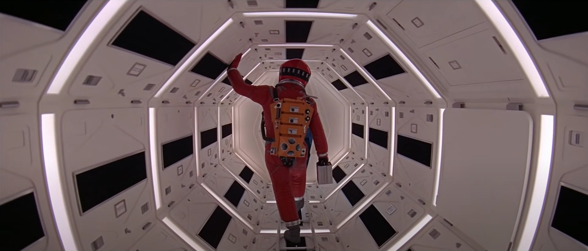 La figura intera: Frame del film 2001: Odissea nello spazio