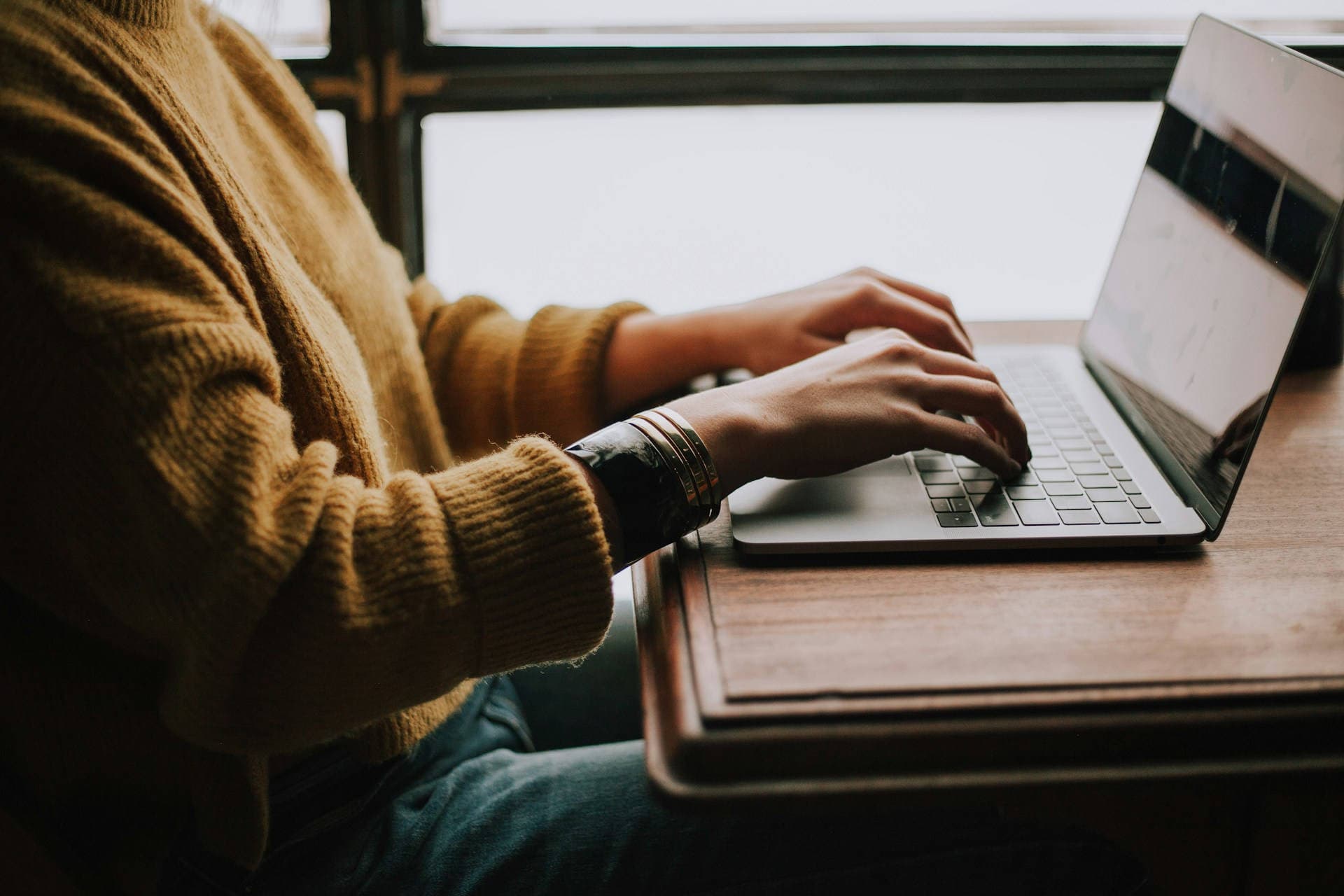 Scrivere un trattamento cinematografico - Ragazza scrive su un laptop